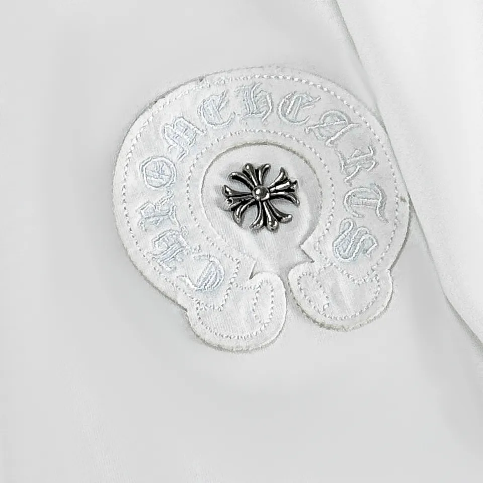 P180 Chrome Hearts Chrome Hearts 25 high version. The fabric is made of 300g high-density pure cotton. It does not deform or shrink. It has three labels. It is the same style for men and women. Technology: patch embroidery + original development hardware. Color: white, black, pink. SIZE: S-XL
